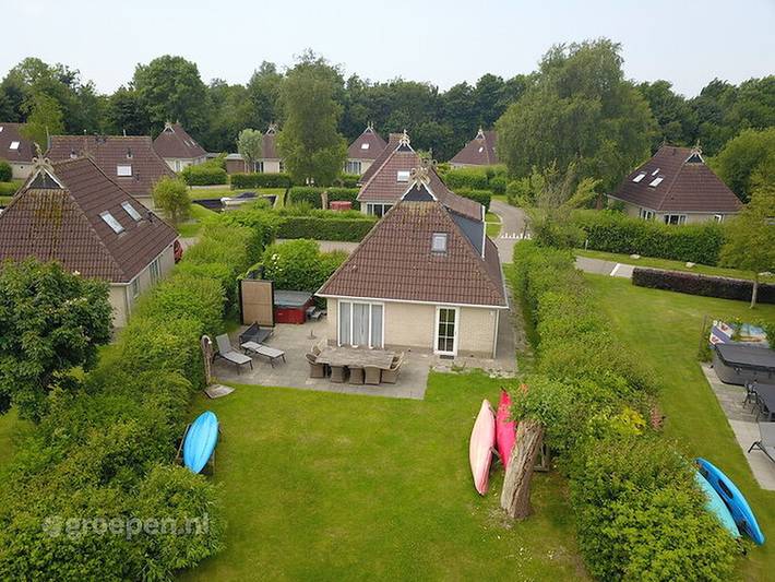 Ferienhaus für 10 Personen, mit Terrasse und Whirlpool sowie Sauna und Balkon/Terrasse in Earnewâld