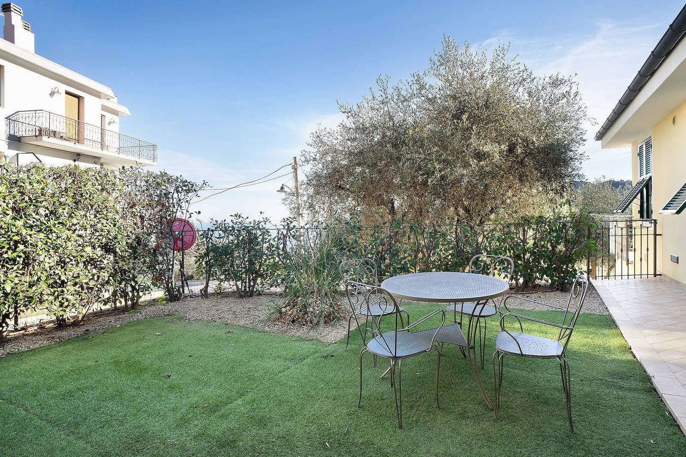 Apartamento entero, Apartamento vacacional "La Taggiasca" con vistas al mar, jardín privado y Wi-Fi in Moglio, Alassio