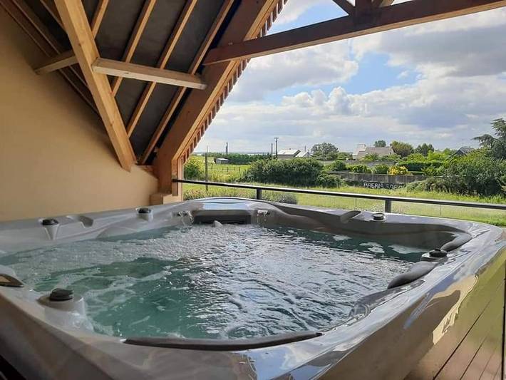 Location de vacances pour 6 personnes, avec Balcon et Jacuzzi ainsi que Terrasse et Jardin à Genêts