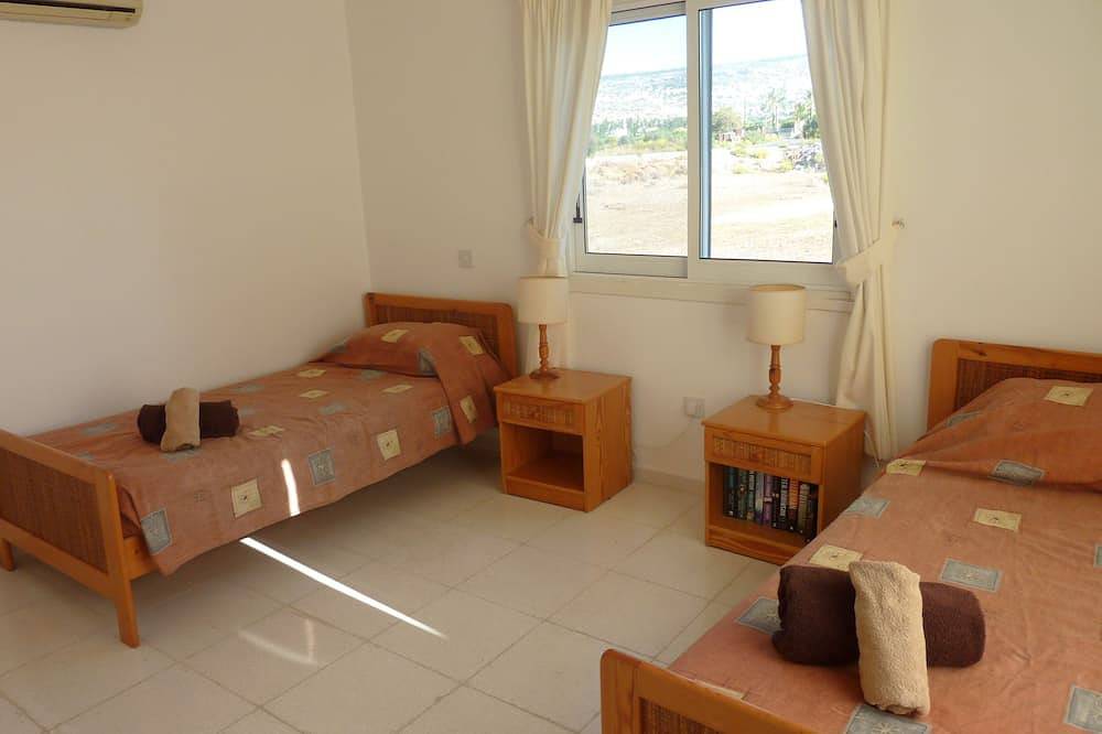 Prachtige villa met privézwembad en volgroeide tuinen in Peyia, Zuid Cyprus