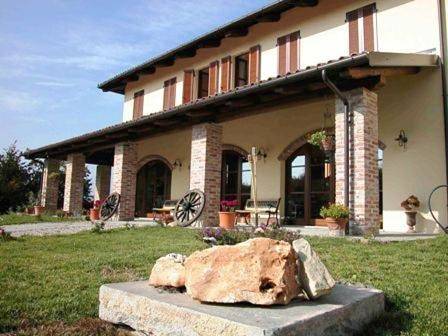 Agriturismo per 3 persone, con giardino e panorama ad Alba