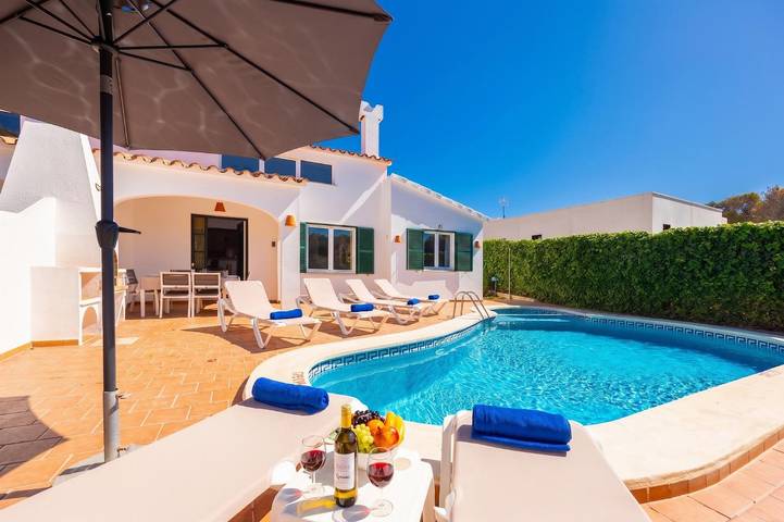 Location de vacances pour 6 personnes, avec bassin pour enfant et vue sur l’océan ainsi que terrasse et jardin à Arenal d'en Castell - 2