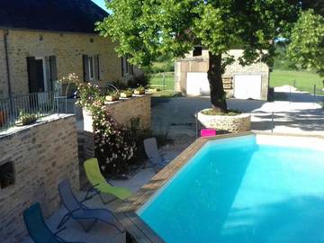Location de vacances pour 8 personnes, avec jardin ainsi que piscine et terrasse à Chavagnac