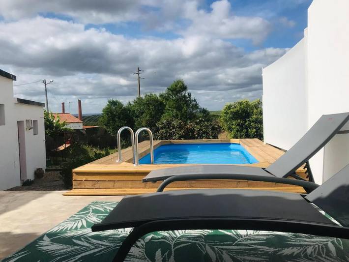 Location de vacances pour 6 personnes, avec piscine ainsi que jardin et vue dans Brinches