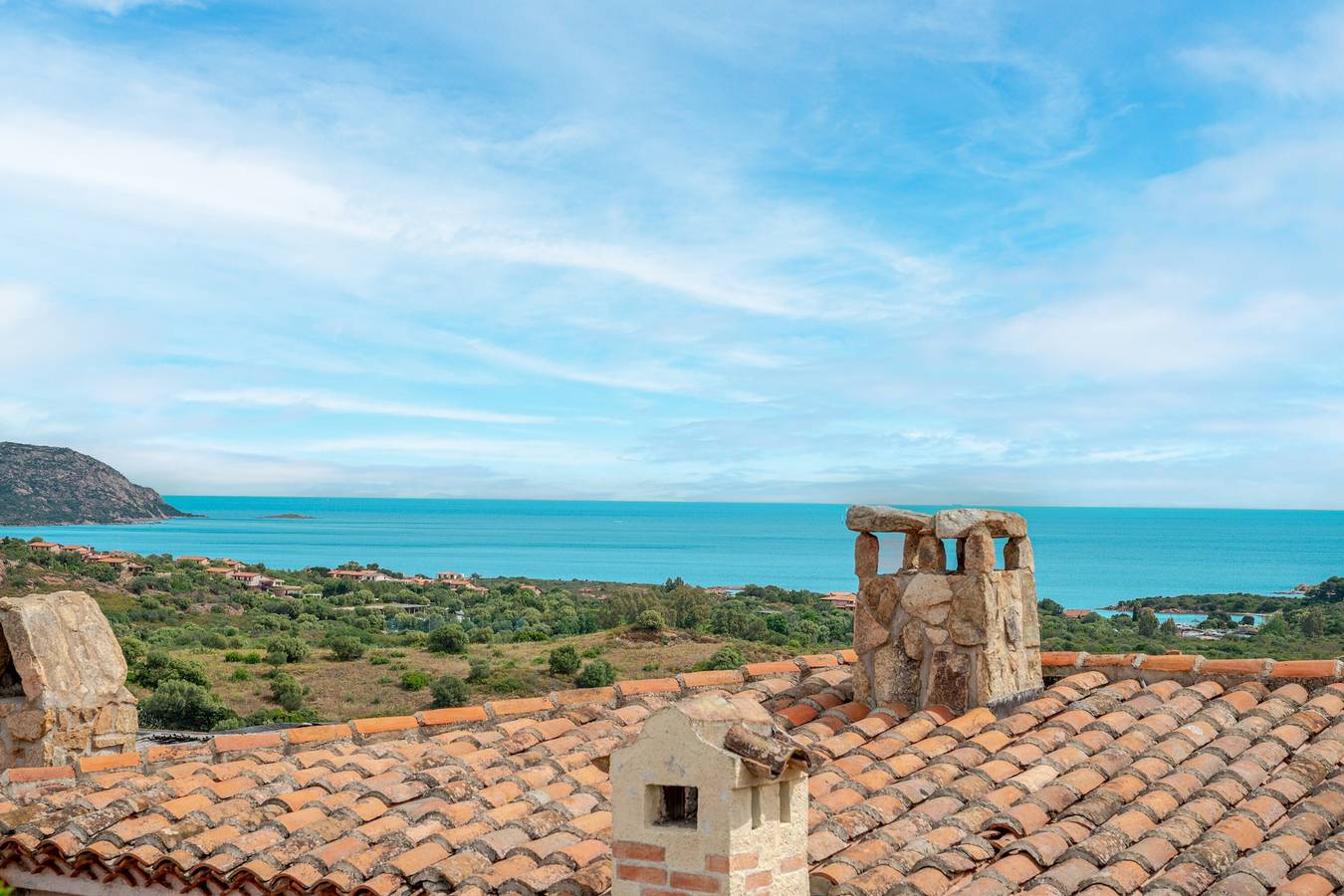 Villa 'Roccia d'oro con piscina privata' con Vista Mare, Wi-Fi e Aria Condizionata in Porto San Paolo, Loiri Porto San Paolo