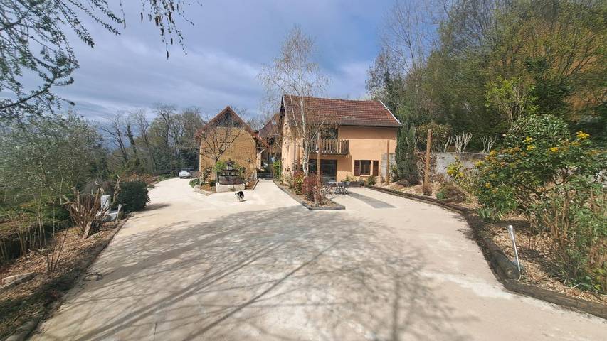 Gîte pour 3 personnes, avec terrasse ainsi que jardin et jacuzzi à Saint-Genix-sur-Guiers - 2