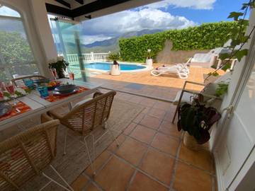 Casa rural para 6 personas, con piscina y vistas al lago además de vistas y jardín en Viñuela