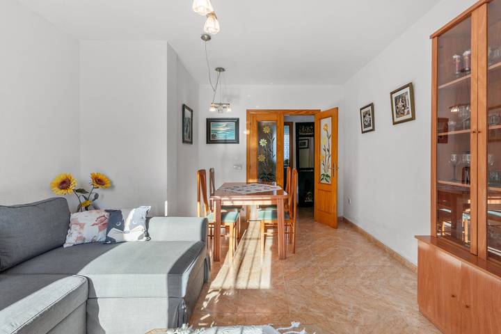 Apartamento entero, Apartamento familiar con terraza privada, piscina compartida, A/C y Wi-Fi in Torremolinos, Costa del Sol