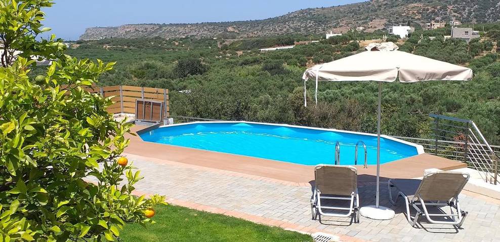 Villa per 4 persone, con panorama e piscina nonché giardino, adatto a famiglie con bambini in Agios Nikolaos