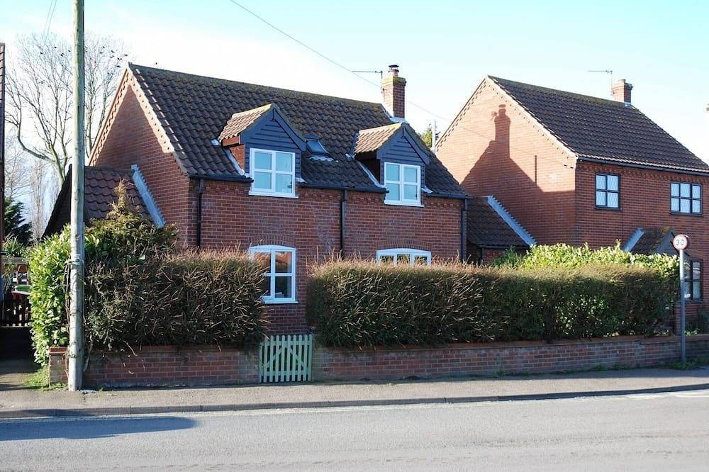 Modern Newly Refurbished Detached House. Short Walk To Beach. in Sea Palling, The Broads