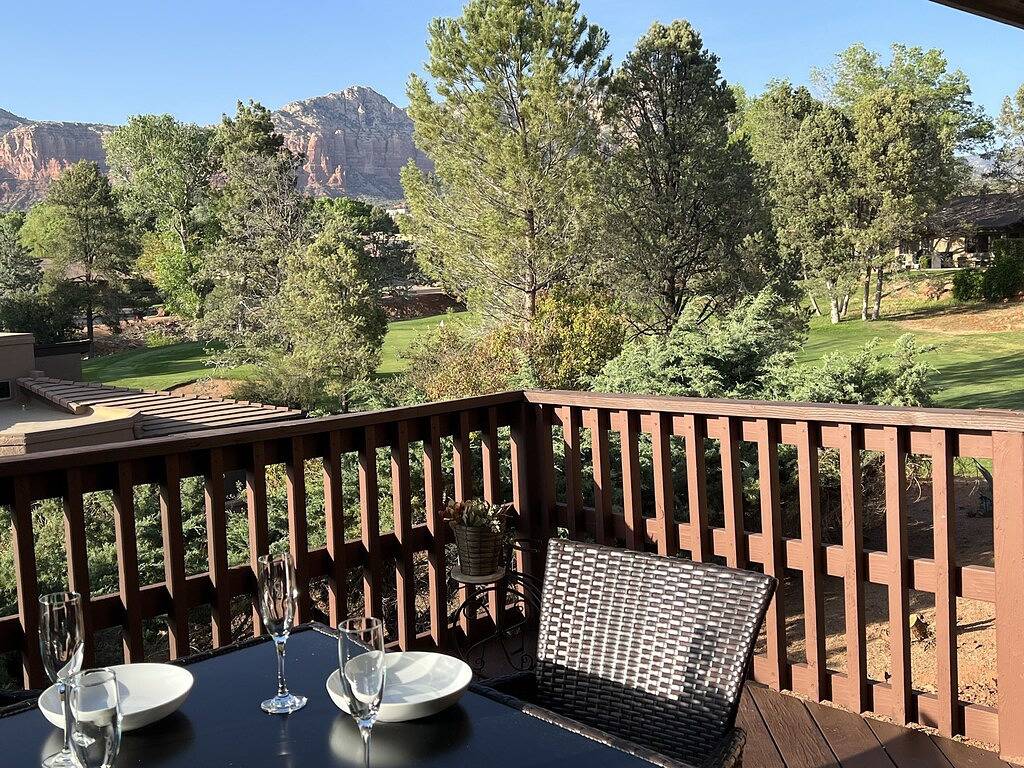 Remodeled Sedona Townhome on Golf Course – Stunning Red Rock Views !!! in Oak Creek, Oak Creek Canyon