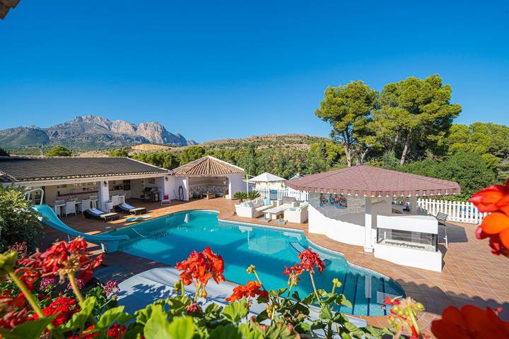Chalet para 12 personas, con jacuzzi y jardín, Se admiten mascotas en Marina Baja
