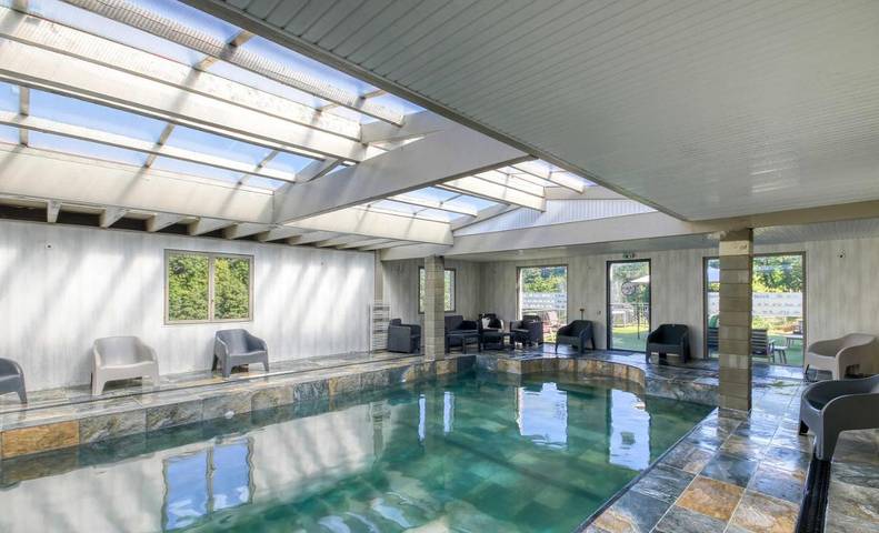 Location de vacances pour 15 personnes, avec Terrasse ainsi que Jardin et Piscine à Orcival (Puy-de-Dôme)