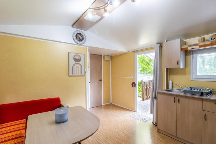 Mobil Home 'Le Chene' con piscina compartida, terraza privada y jardín privado in Saint-Pompont, Périgord Noir
