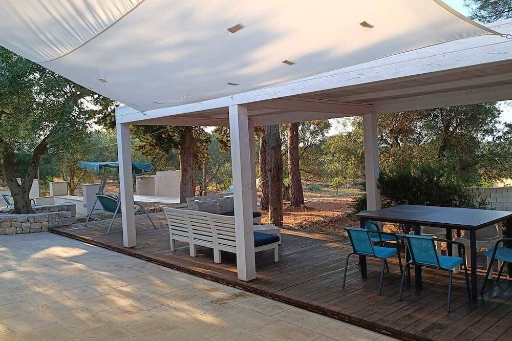 Family Room “L’Ulivo” with Outdoor Kitchen and Pool near Ostuni, in Puglia in Salento