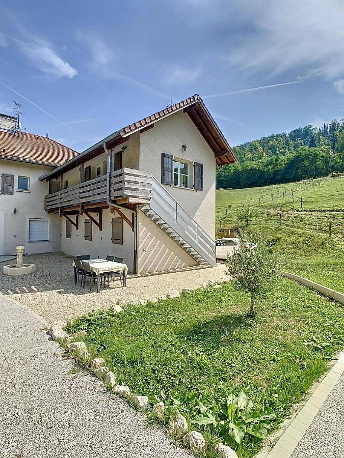 Gîte pour 3 personnes, avec Balcon et Terrasse ainsi que Jardin et Vue à Saint-Étienne-de-Crossey
