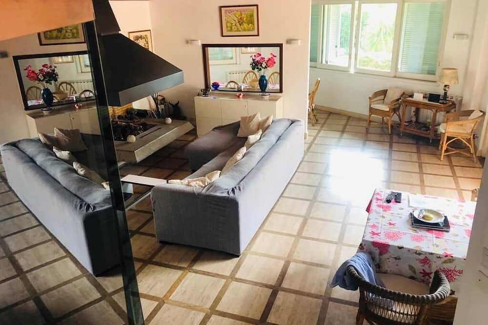Impresionante villa de lujo a pocos metros del mar, jacuzzi y piscina privada. in Fregene, Provincia de Roma