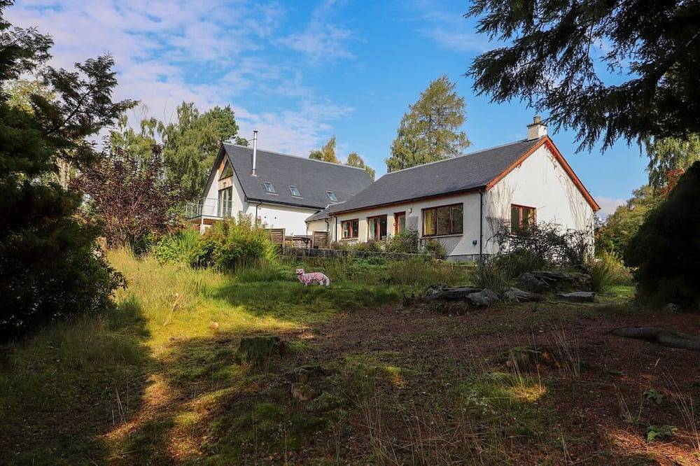 Creag Dhubh Cottage, Newtonmore in Newtonmore, Cairngorms National Park