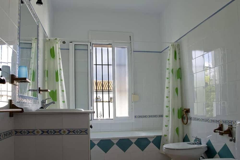 Large community pool, beautiful outdoor kitchen with grill, private garden with garden furniture - Casa Marin 2 - in Conil de la Frontera, Costa de la Luz