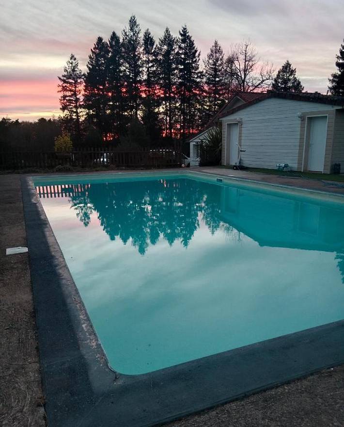 Maison de vacances pour 4 personnes, avec terrasse et vue ainsi que jardin et piscine, animaux acceptés