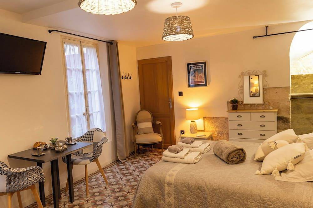 Appartement entier, Joli appartement provençal sur Patio. Au coeur du village d'Eyragues in Eyragues, Région d'Arles