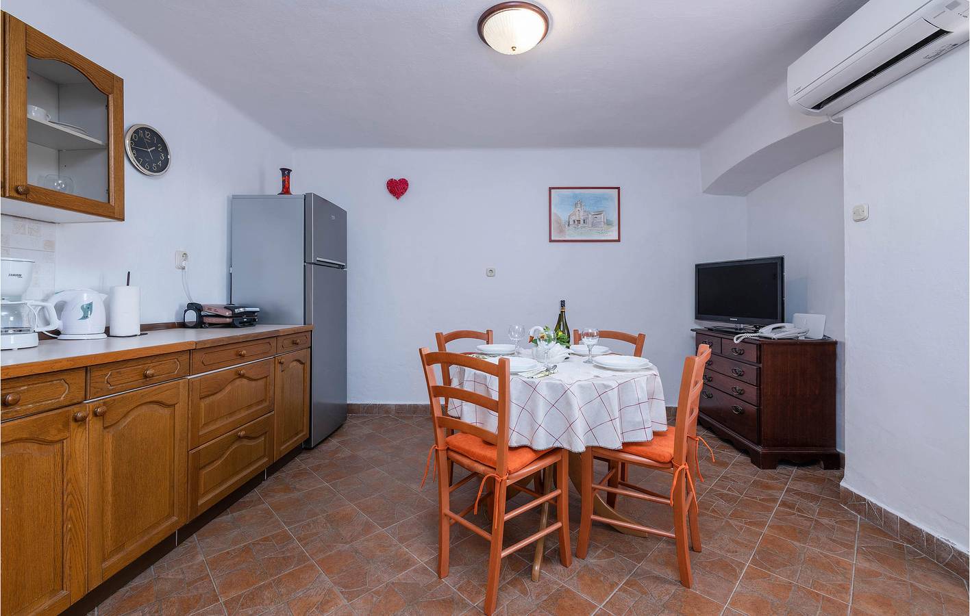Reizende Ferienwohnung am Meer mit Terrasse und Annehmlichkeiten, 2 km vom Strand entfernt in Raša, Ostküste Istrien