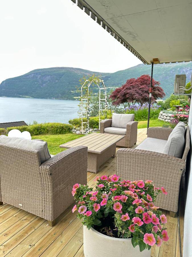 Ferieleilighet for 4 personer, Terrasse og Hage i tillegg til Innsjøutsikt og Utsikt i Olden