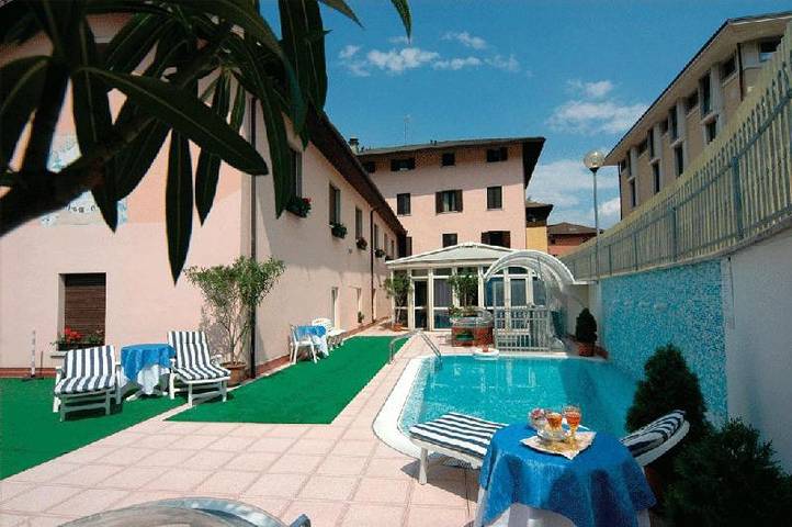 Hotel voor 2 personen, with Balkon and Terras as well as Tuin and Zwembad in Caldonazzo