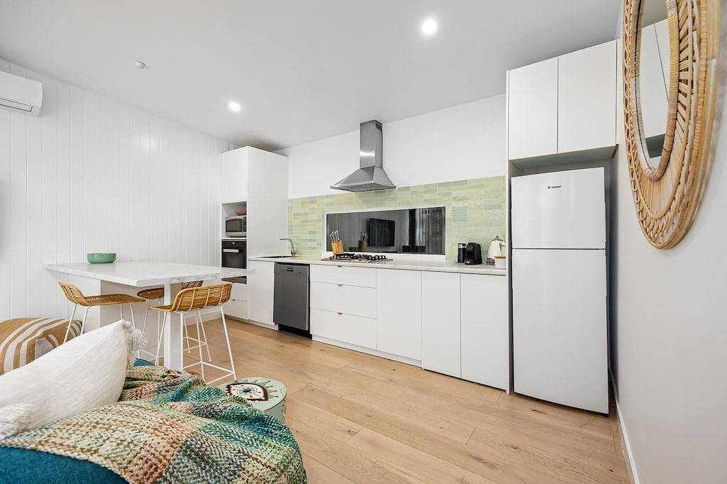 The Love Shack, Blairgowrie - Romantic, private bungalow, walk to Blairgowrie village and beach in Melbourne, Mornington Peninsula