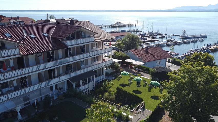 Hotel für 2 Personen, mit Garten und Seeblick in Gstadt am Chiemsee - 4
