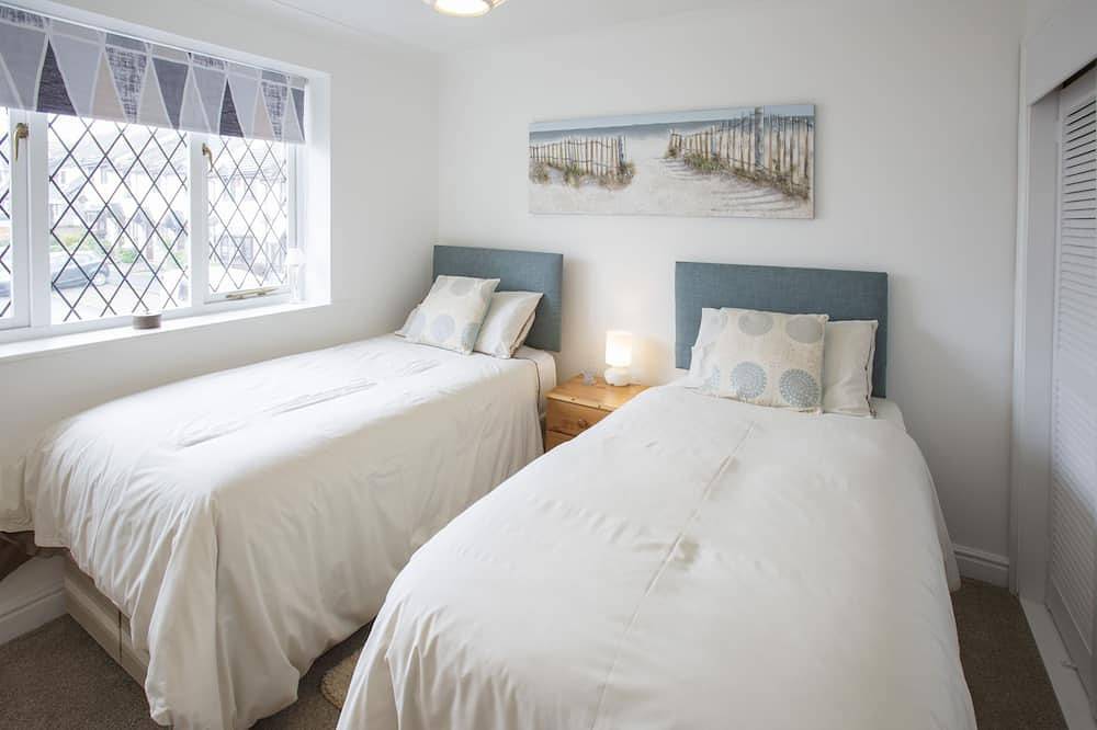 Padstow Holiday Home 2 Bedrooms, wifi, rear decked patio, pets welcome - parking in Padstow, Cornualles