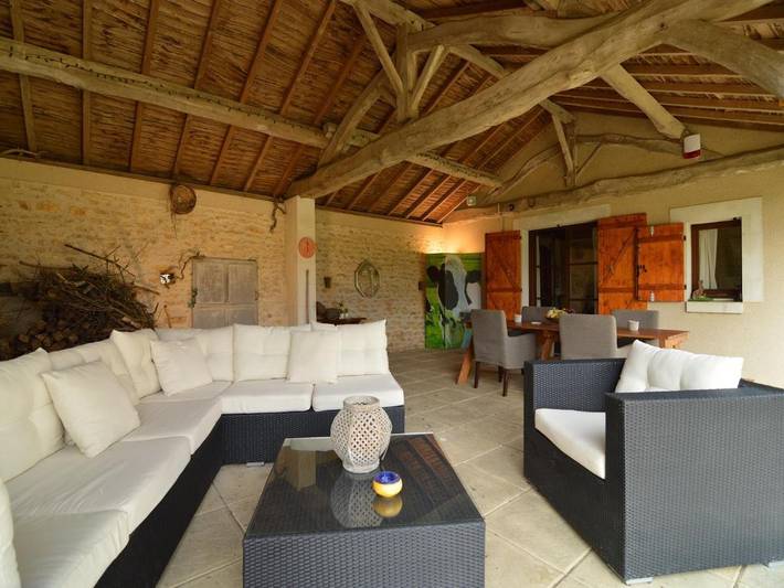 Location de vacances pour 8 personnes, avec terrasse ainsi que piscine et jardin à Saint-Jean-de-Sauves - 3