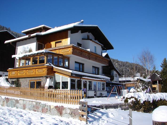 Ferienwohnung für 5 Personen, mit Balkon und Garten in Wenns