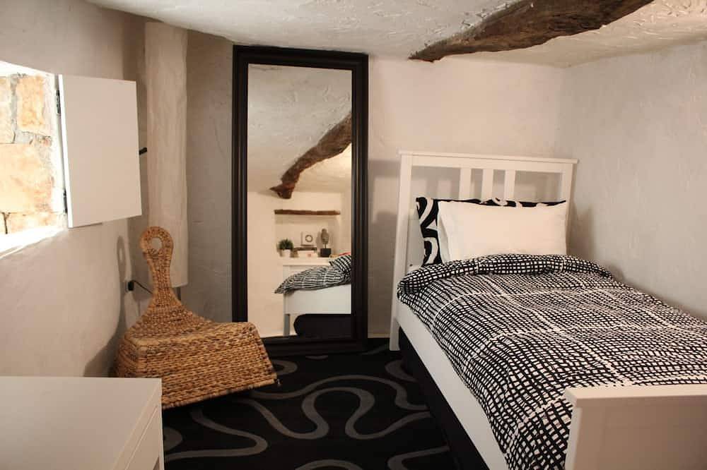 Beautiful 250 year old Village House in centre of Roussillon with stunning views in Roussillon, Parc naturel régional du Luberon