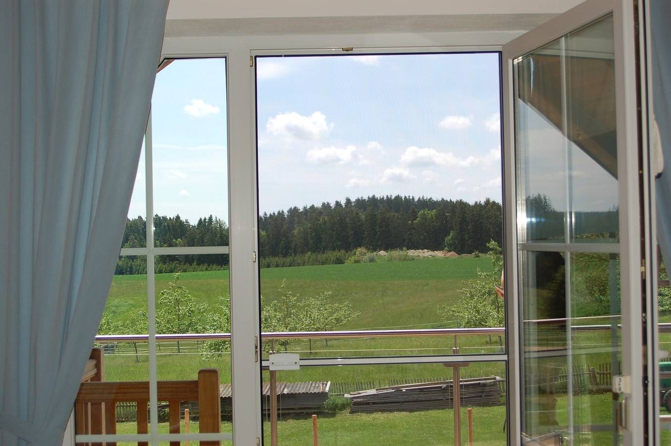 Ganze Wohnung, Ferienwohnung Brock - Hof Raimund Götz - Ferienwohnung zur Pferdetränke 1 mit Balkon und himmlischer Aussicht in Breitenbrunn, Ostbayern