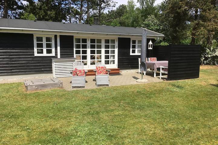Cottage for 6 people, with pool and garden in Denmark