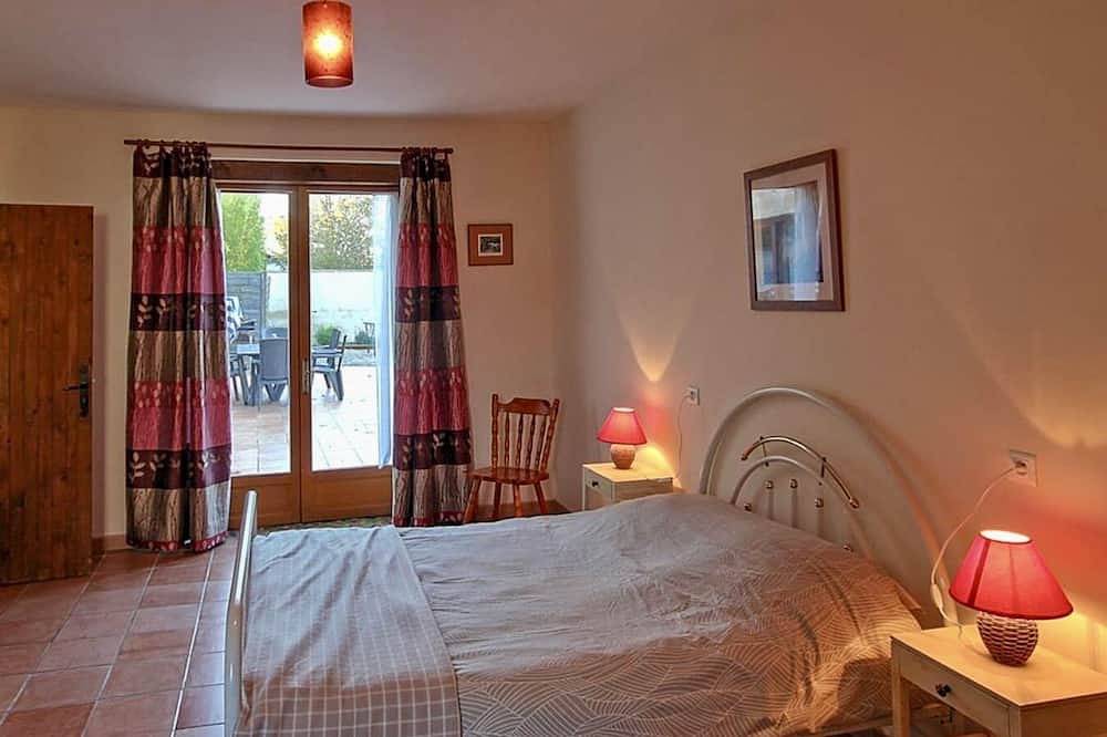 Private pool, spacious - can walk to local town in Lezay, Niort und Umgebung