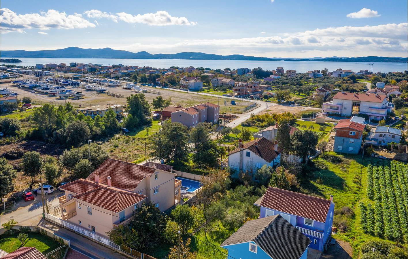 Geräumige Ferienwohnung mit Pool und Terrasse, 2,5 km vom Familienstrand entfernt in Bibinje, Zadar