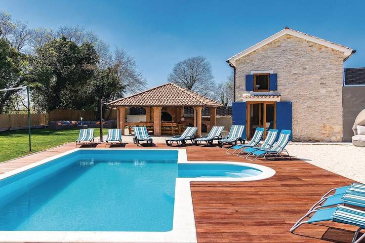 Ferienhaus für 10 Personen, mit Sauna und Whirlpool sowie Terrasse, mit Haustier