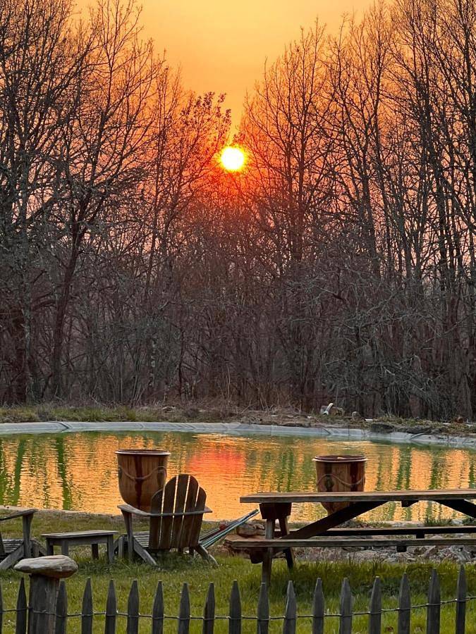 Aire Naturelle Camping Domaine de Mombret Haut in Duravel, Quercy