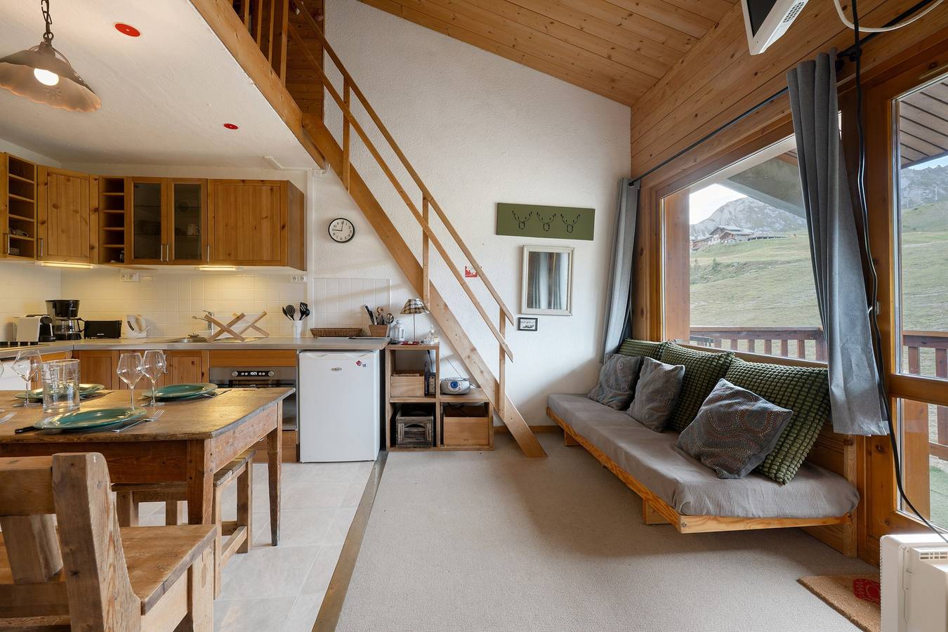 Refuge on the Slopes: Plagne Village, Mountain View, Balcony & Wi-Fi