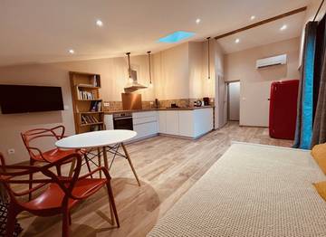 Gîte pour 4 personnes, avec terrasse ainsi que piscine et jardin à Montolieu