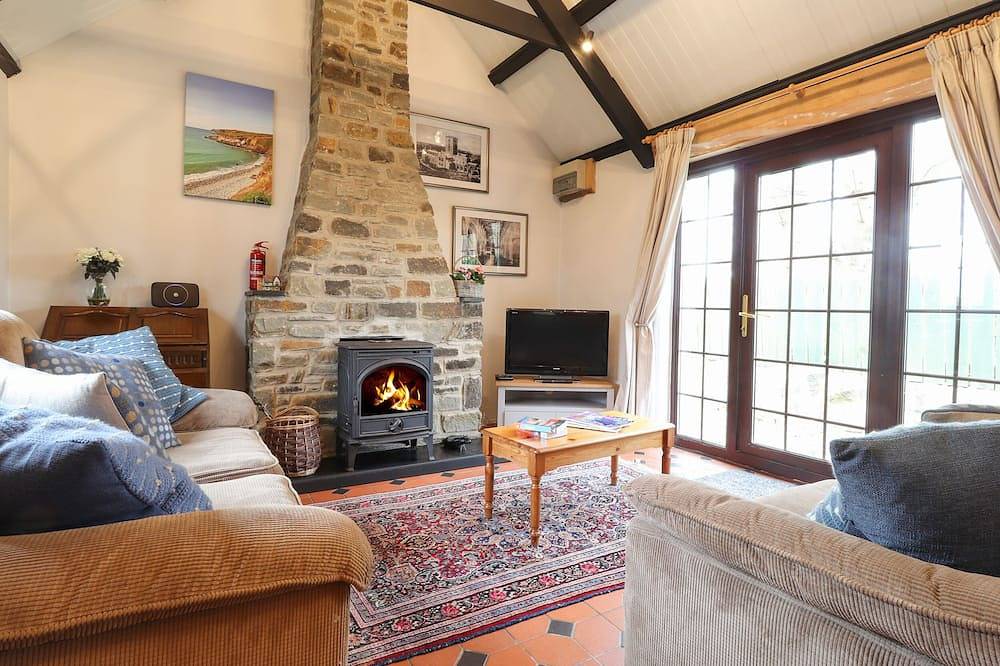Bwthyn Alarch, family friendly, with hot tub in St Davids in Trefin, Pembrokeshire