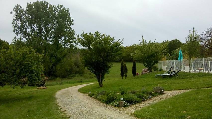 Gîte pour 2 personnes, avec vue et terrasse ainsi que jardin et piscine, animaux acceptés à Montcléra - 4