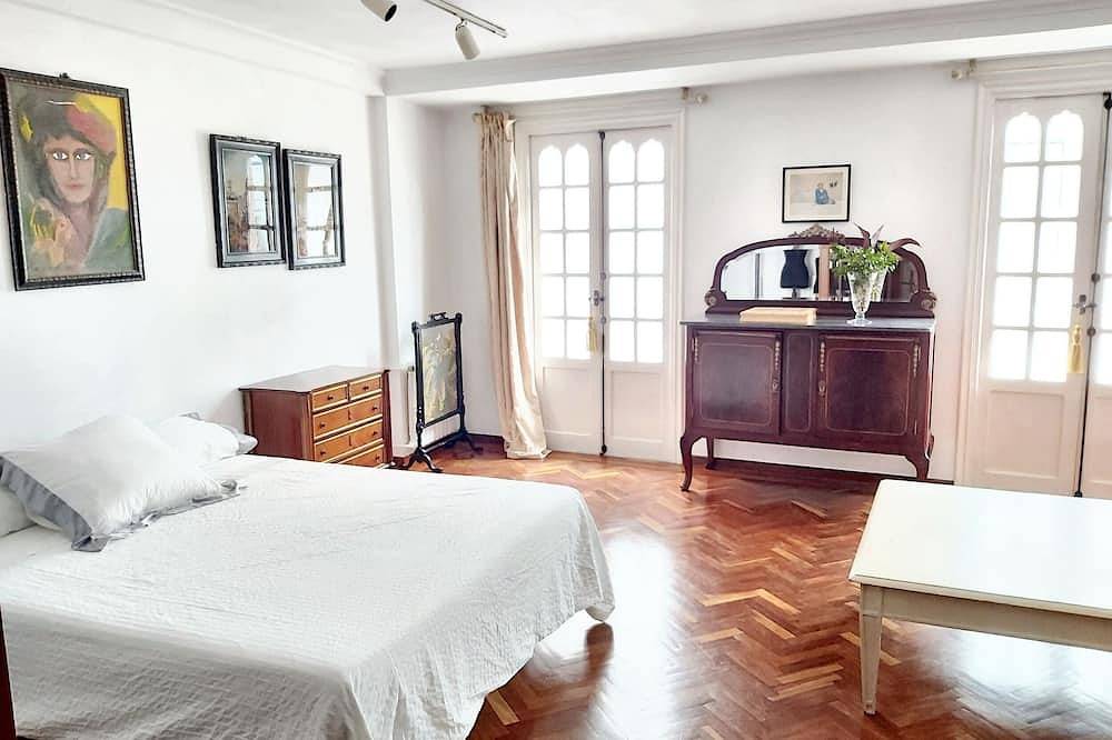 Homerez - Spacious house with terrace and balcony in A Coruña in La Coruña, Galician Coast