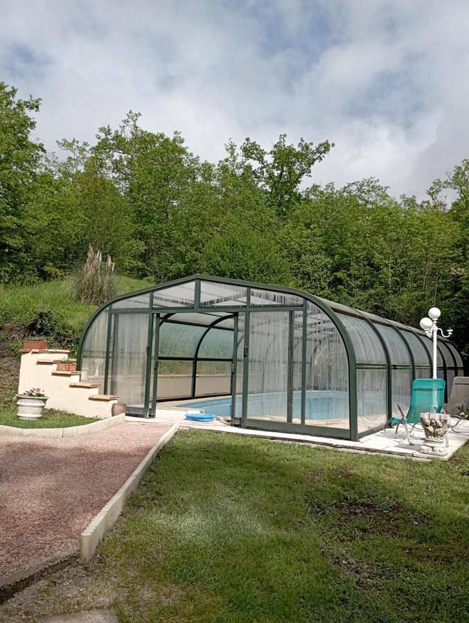 Gîte pour 6 personnes, avec terrasse et jardin ainsi que vue et piscine dans Illartein