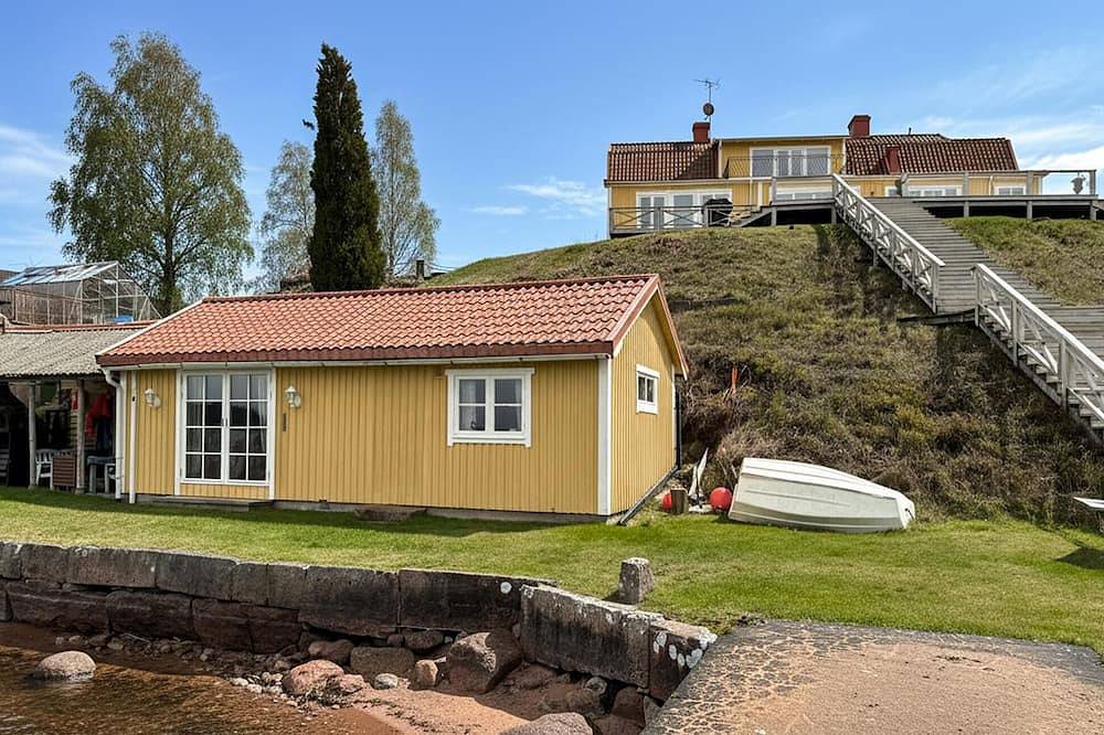 Stunning home in Tranås with lake view in Tranås, Sommen