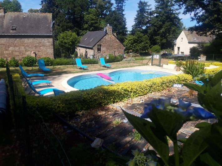 Location de vacances pour 20 personnes, avec vue sur le lac et piscine ainsi que jardin et vue à Langoëlan - 4