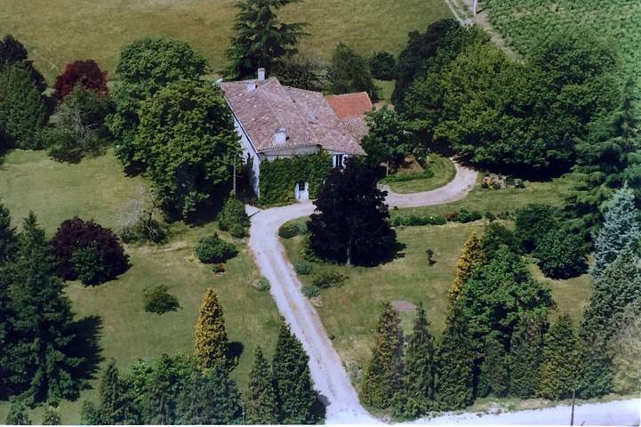 Location de vacances pour 14 personnes, avec Jacuzzi ainsi que Terrasse et Jardin à La Rivière