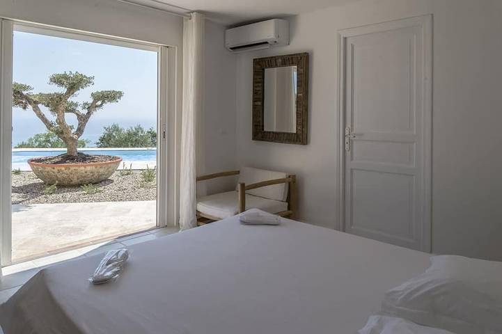 Prestigiosa proprietà di 480m2, piscina riscaldata 15 * 6 con pool house, 6bb, 6sdb, 3mn beach in Sari-Solenzara, Sartène e dintorni